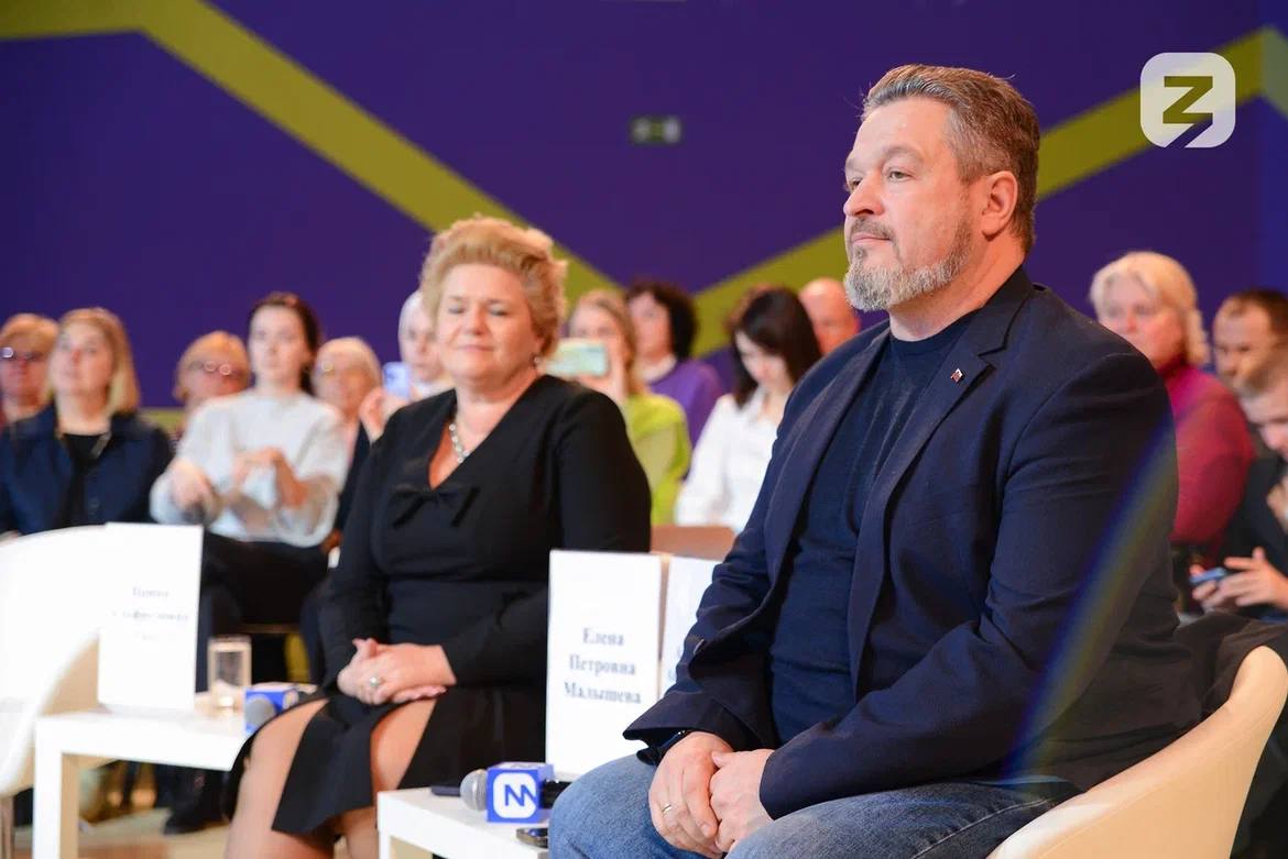 Заместитель председателя Общественной палаты Александр Заремба принял участие в форуме «Женщины: сохраняем традиции - развиваем Россию»
